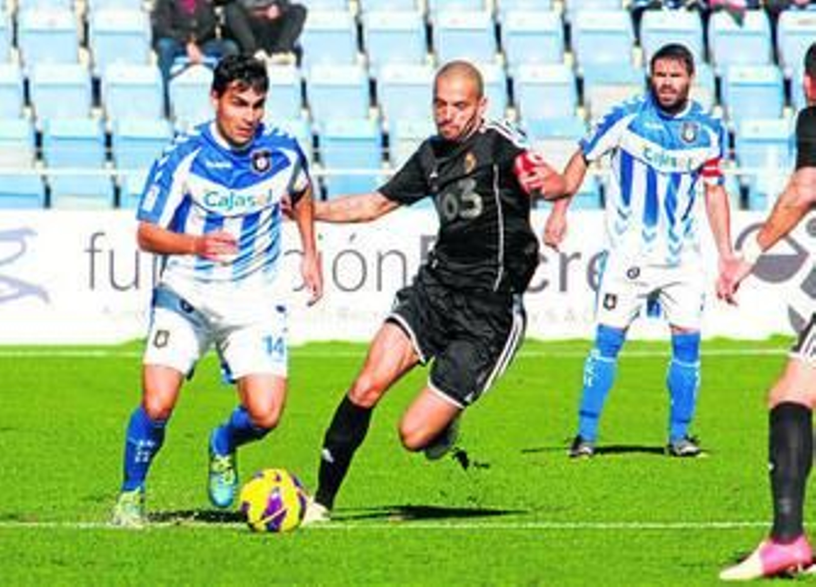 Dimas se lleva el balón ante la oposición de Yuri, durante el partido ante la Ponferradina en el Nuevo Colombino.