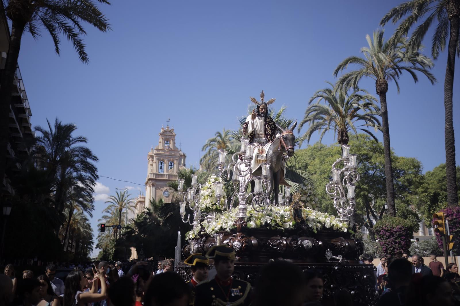Imágenes de La Borriquita por el centro de Huelva en su salida extraordinaria