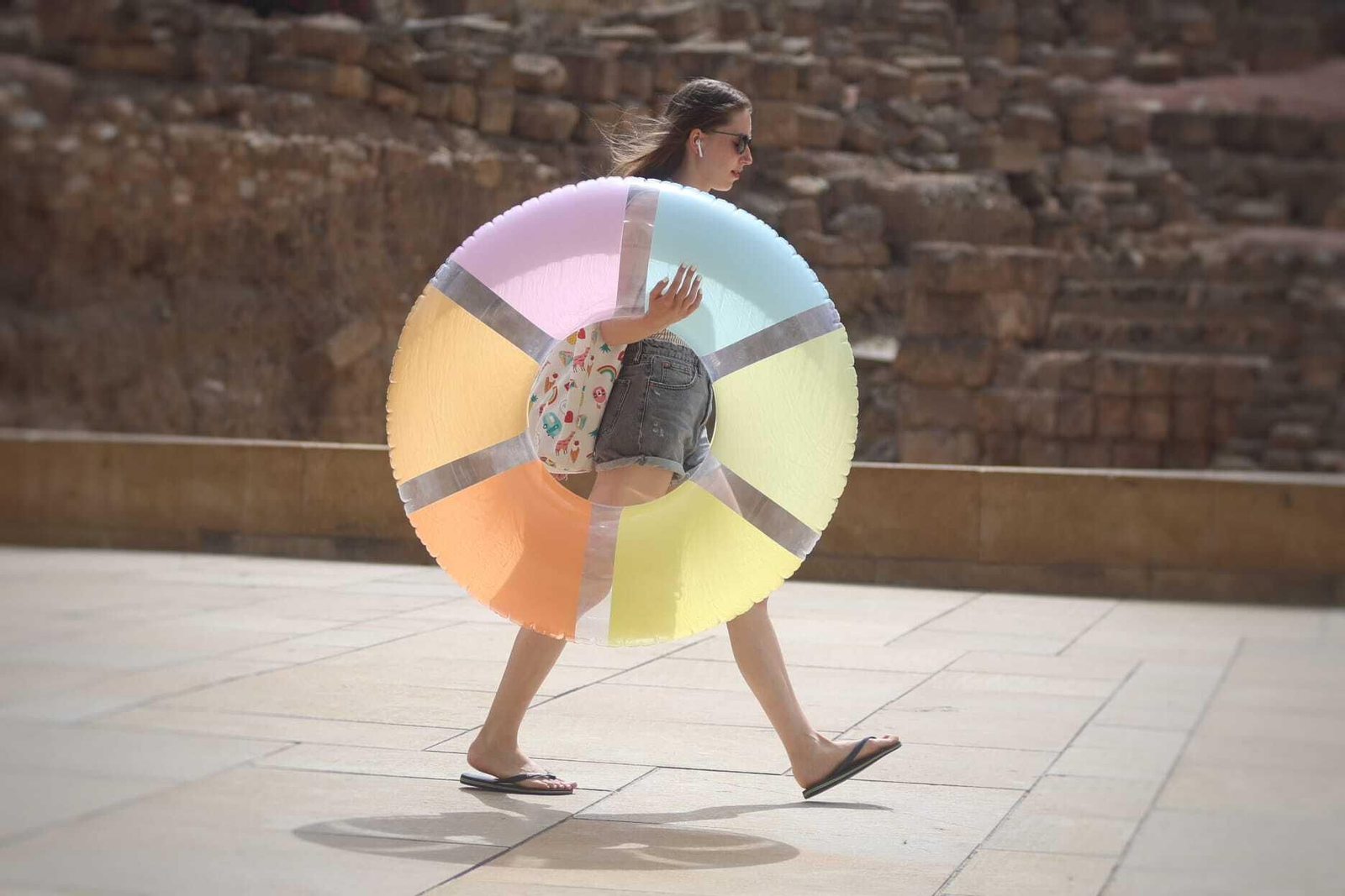 Una mujer pasea con un flotador este jueves en Málaga