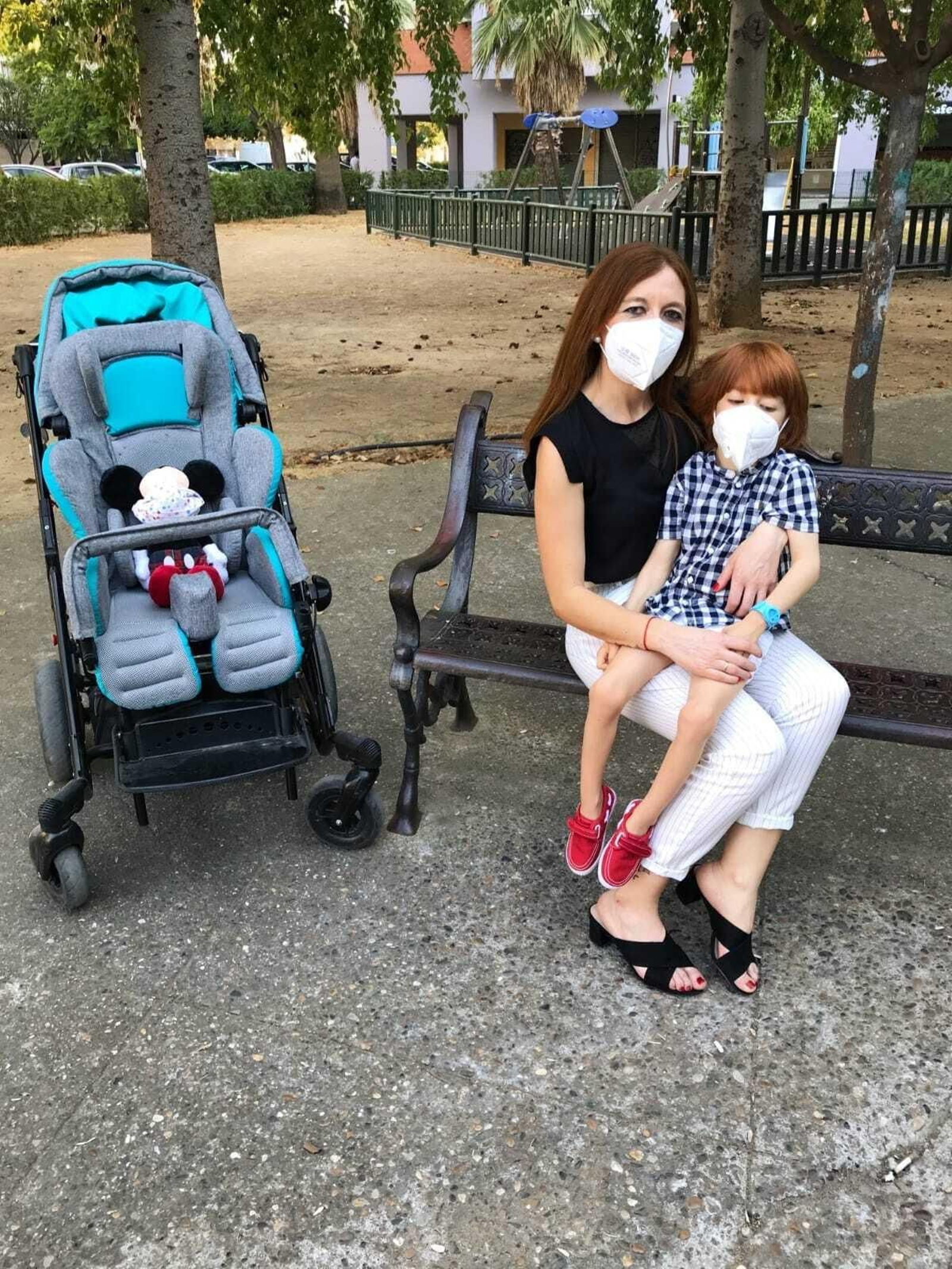 Isabel Martínez junto a su hijo en un parque de Sevilla.