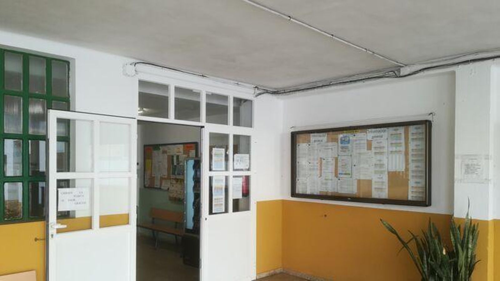 Puerta de acceso a la Escuela Oficial de Idiomas que ahora se plantea trasladar a lo que hasta ahora es el colegio Adolfo de Castro Puerta de acceso a la Escuela Oficial de Idiomas que ahora se plantea trasladar a lo que hasta ahora es el colegio Adolfo de Castro