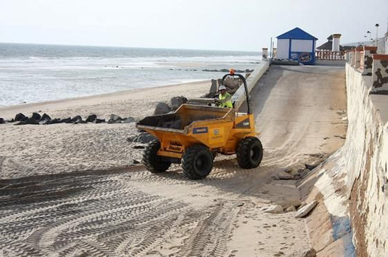Un grúa baja a seguir retirando tierra. / Alberto Domínguez