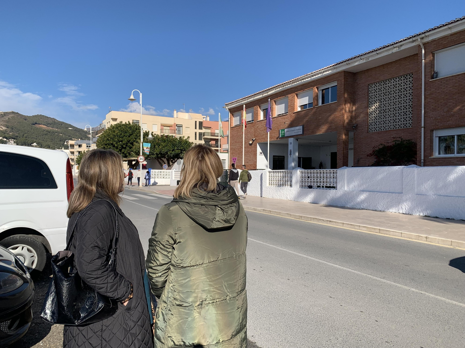 Una familia de La Herradura pide ayuda a Educación para que su hijo pueda ir sin problemas a clase todos los días