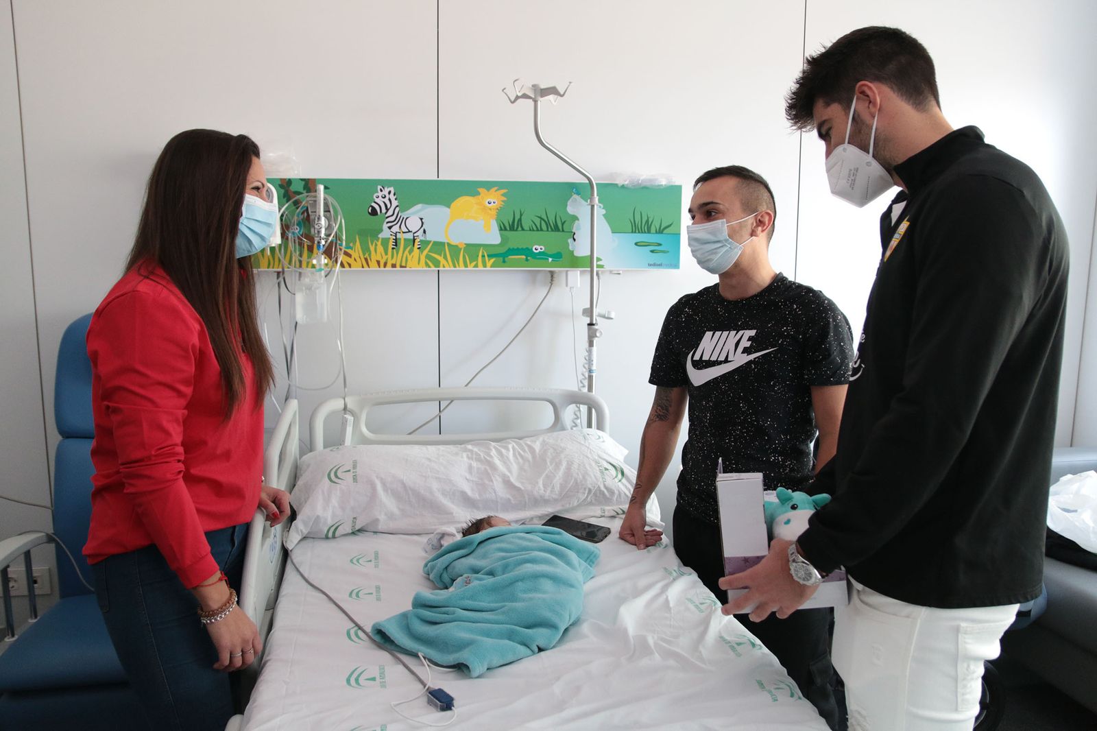 Los Reyes Magos de la UD Almería entregan sus regalos a los niños hospitalizados de Torrecárdenas