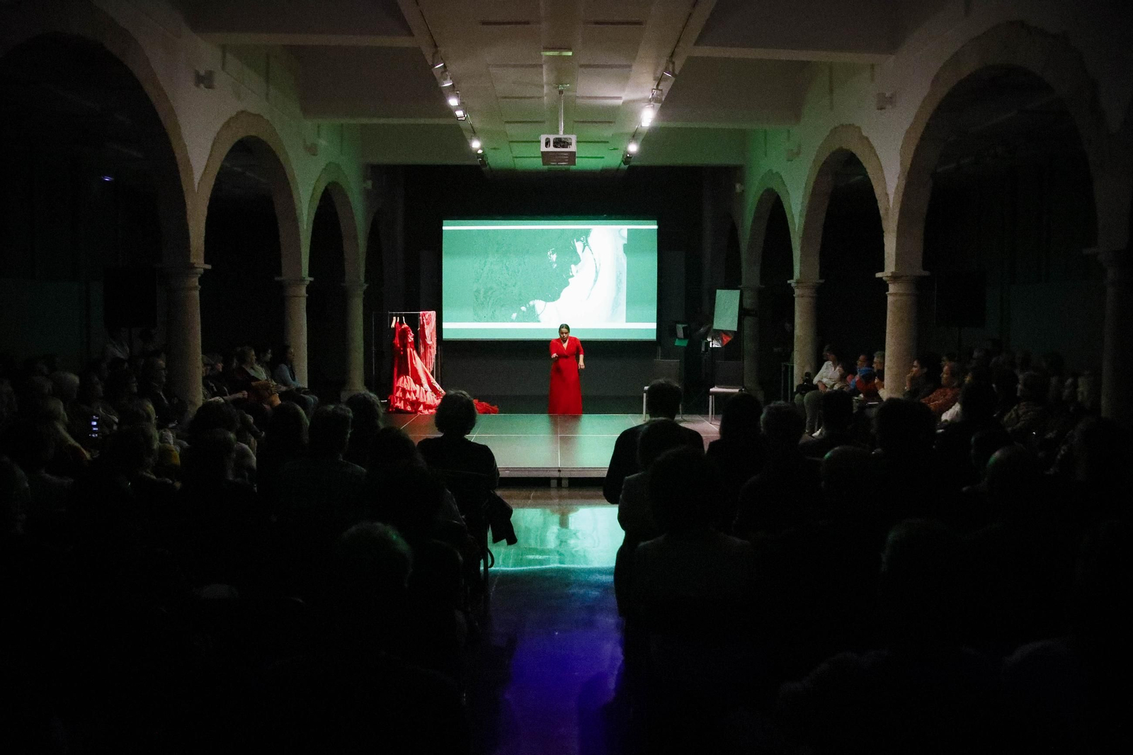 El Centro Andaluz de la Fotografía de Almería presenta el calendario 2025 con la actuación de la bailaora María Moreno, en imágenes
