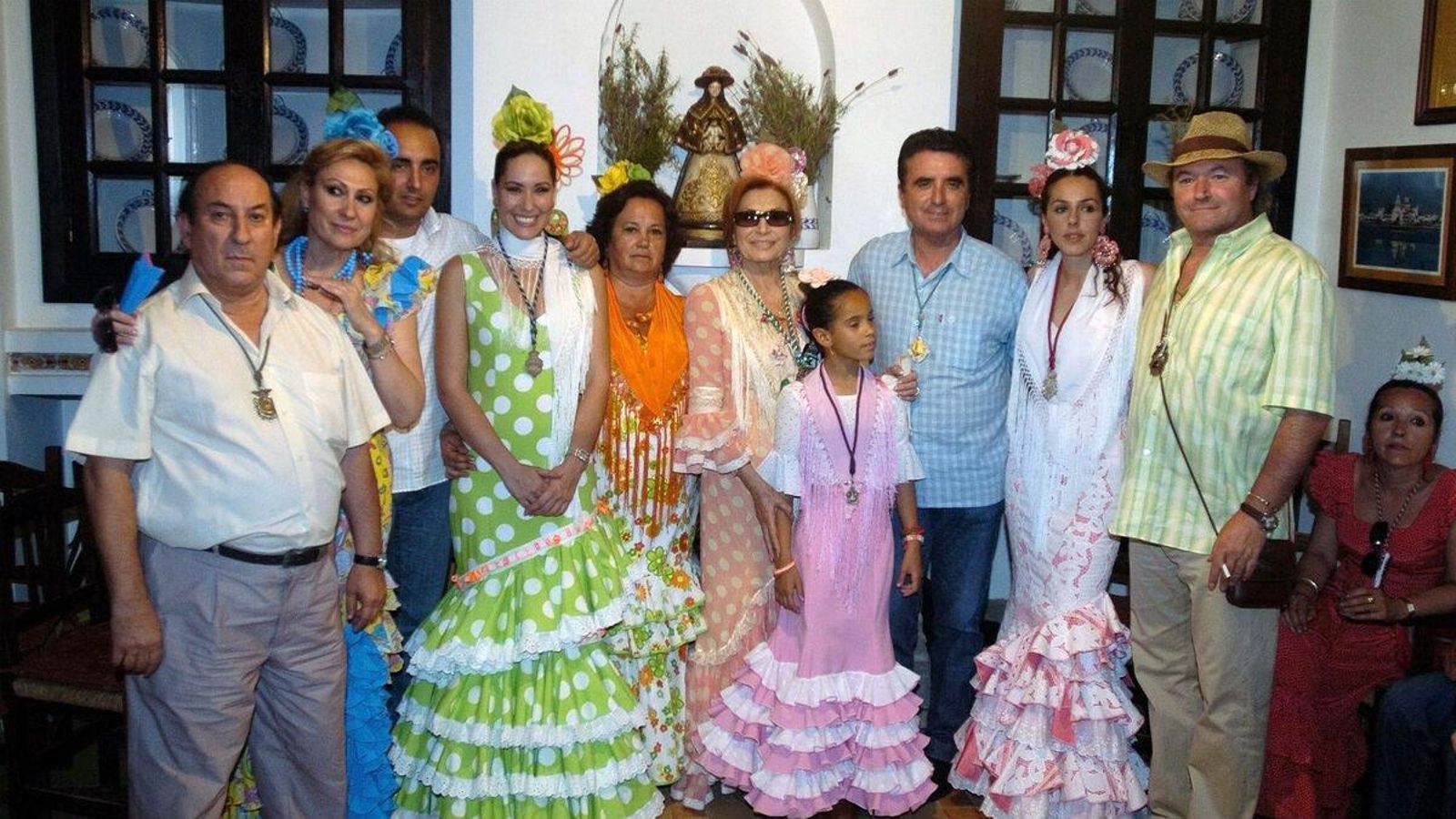 El clan Jurado, con la matriarca en el centro, en el Rocío.