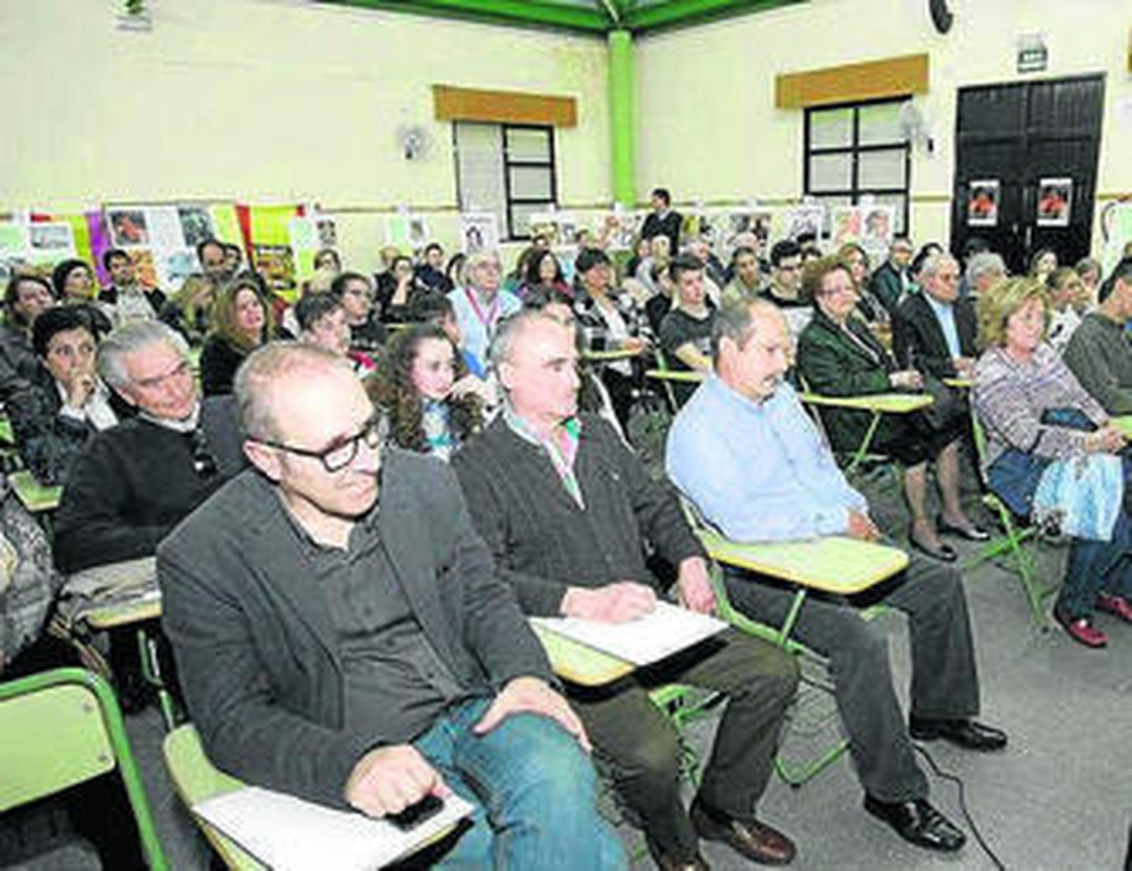 La delegada Francisca Fernández con Fran Martín, Francisco Alonso y Amparo García.