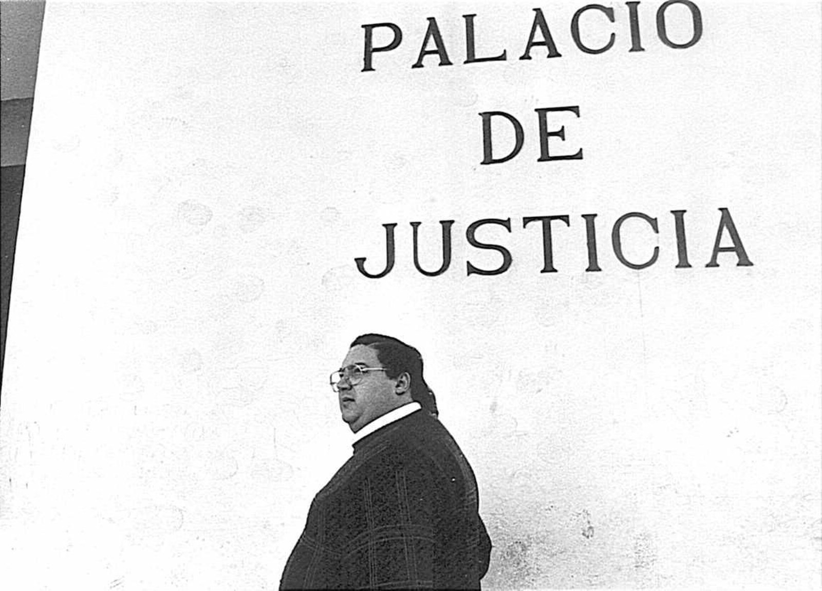 Antonio Foncubierta, accediendo al antiguo Palacio de Justicia de San Fernando, en la plaza de San José, en 1996 para declarar por el caso Don Tomás