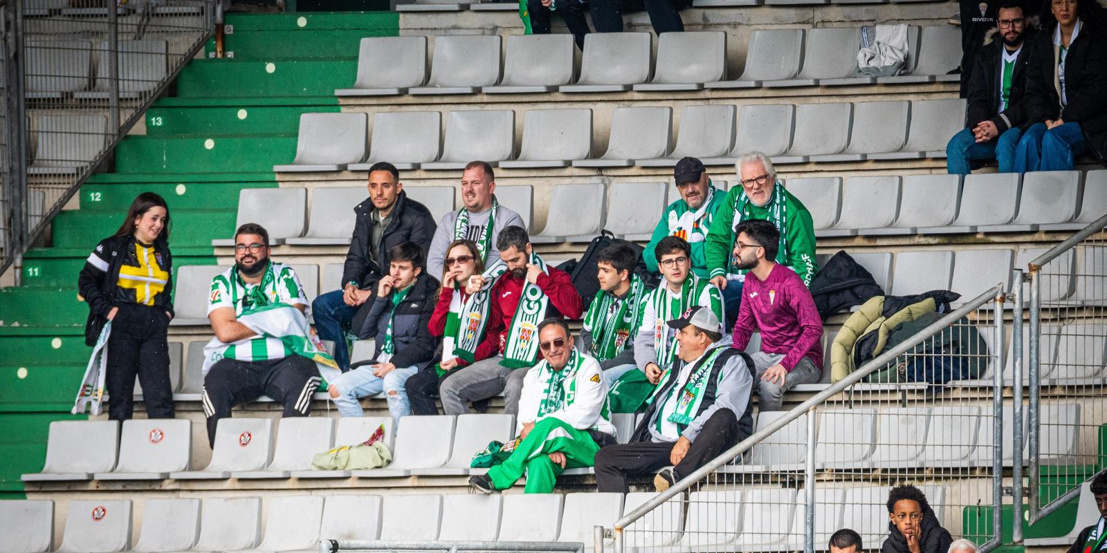 Un grupo de aficionados del CórdobA CF en A Malata, Ferrol.