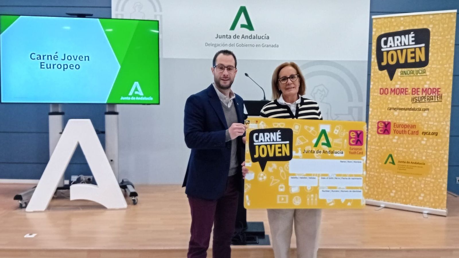 La delegada Matilde Ortiz junto al responsable del Instituto Andaluz de la Juventud, José Luis de la Torre