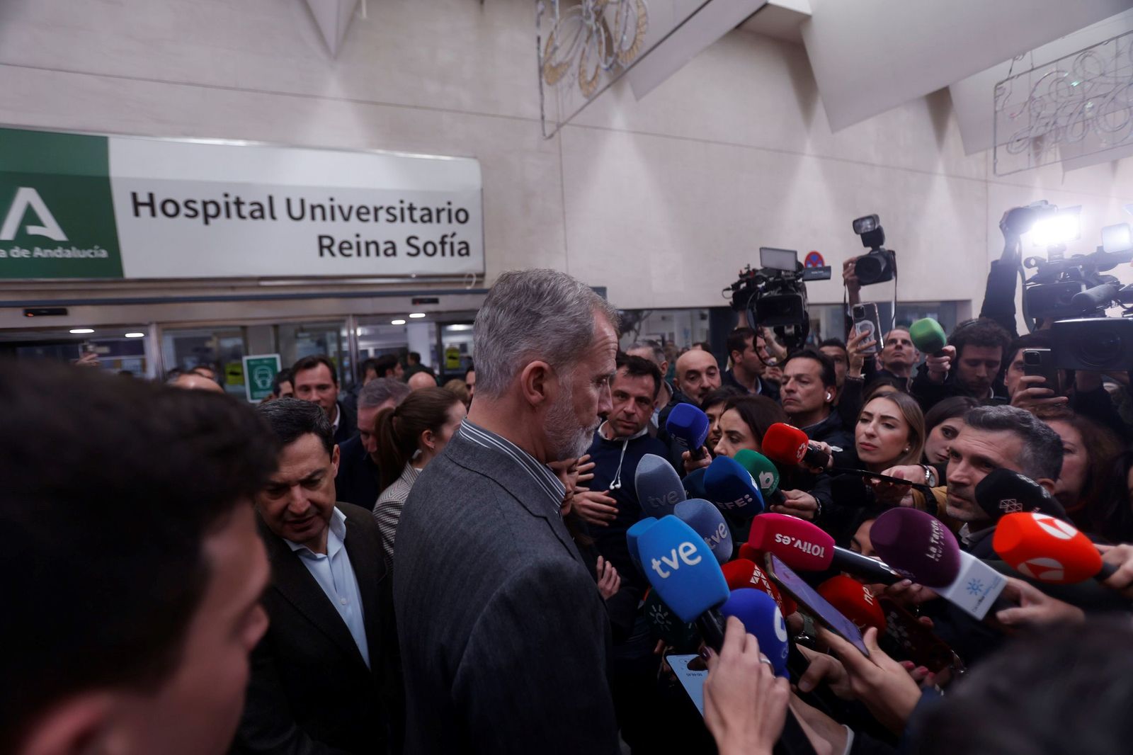 La visita de los Reyes a los heridos del accidente de Adamuz en el Hospital Reina Sofía