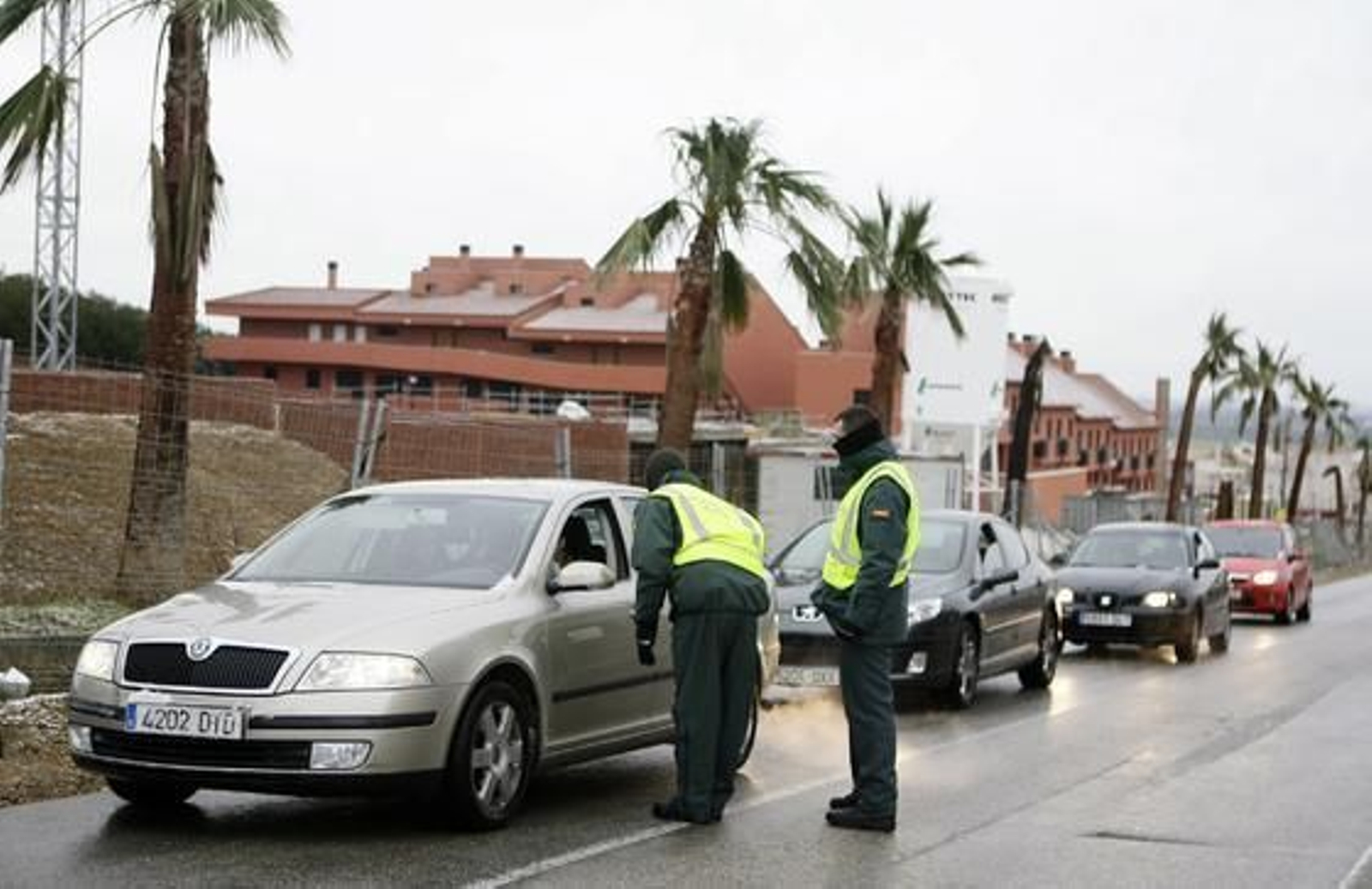 La Guardia Civil controla el tráfico a la altura de Guillena por el corte de varias carreteras.

Foto: Juan Carlos Muñoz, Manuel Gómez, Antonio Pizarro