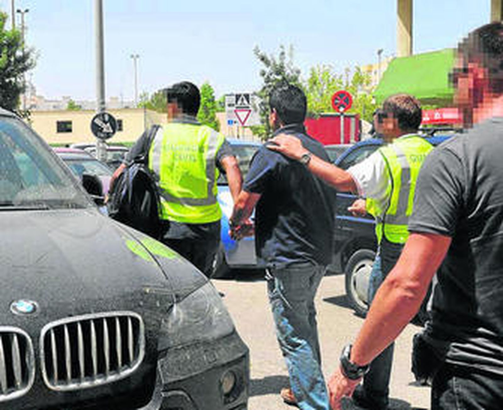 Guardias, trasladando ayer a un supuesto implicado en Jerez.