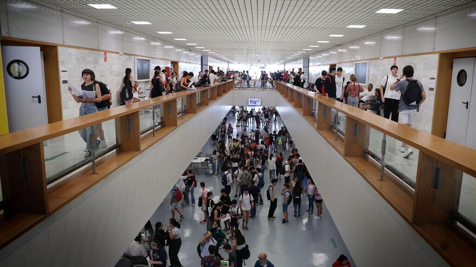 Estudiantes repasando antes de los exámenes de selectividad en los pasillos del edificio Paulo Freire.