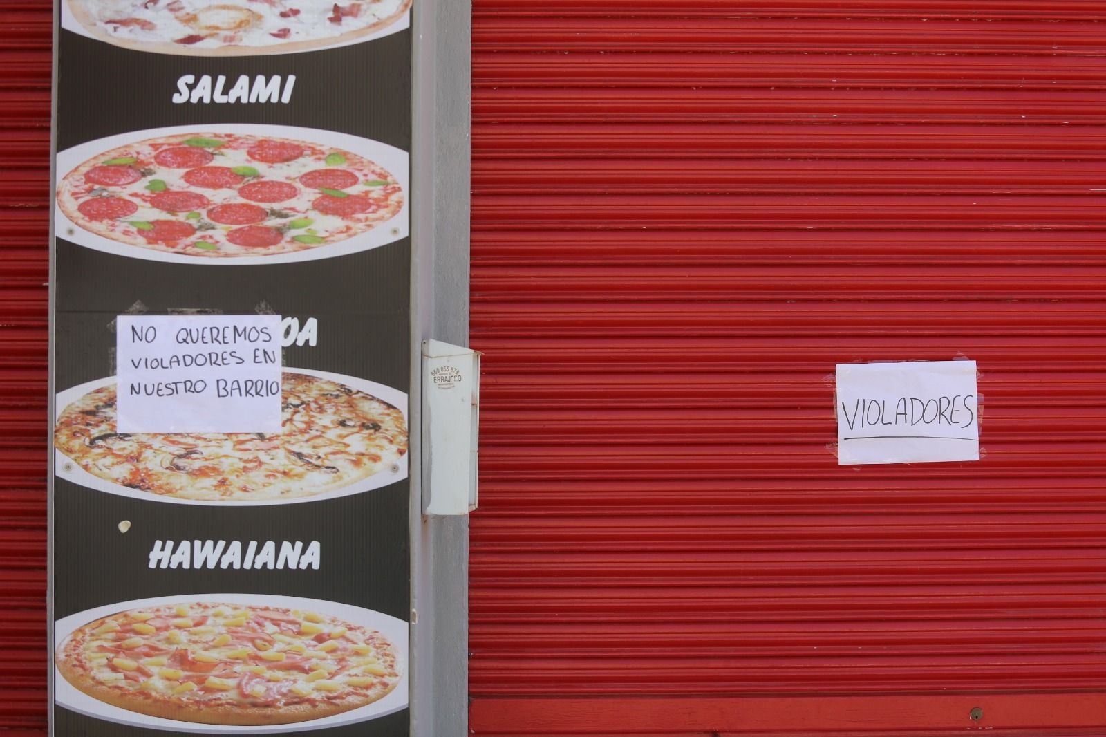 Carteles colocados por vecinos en el local del suceso.