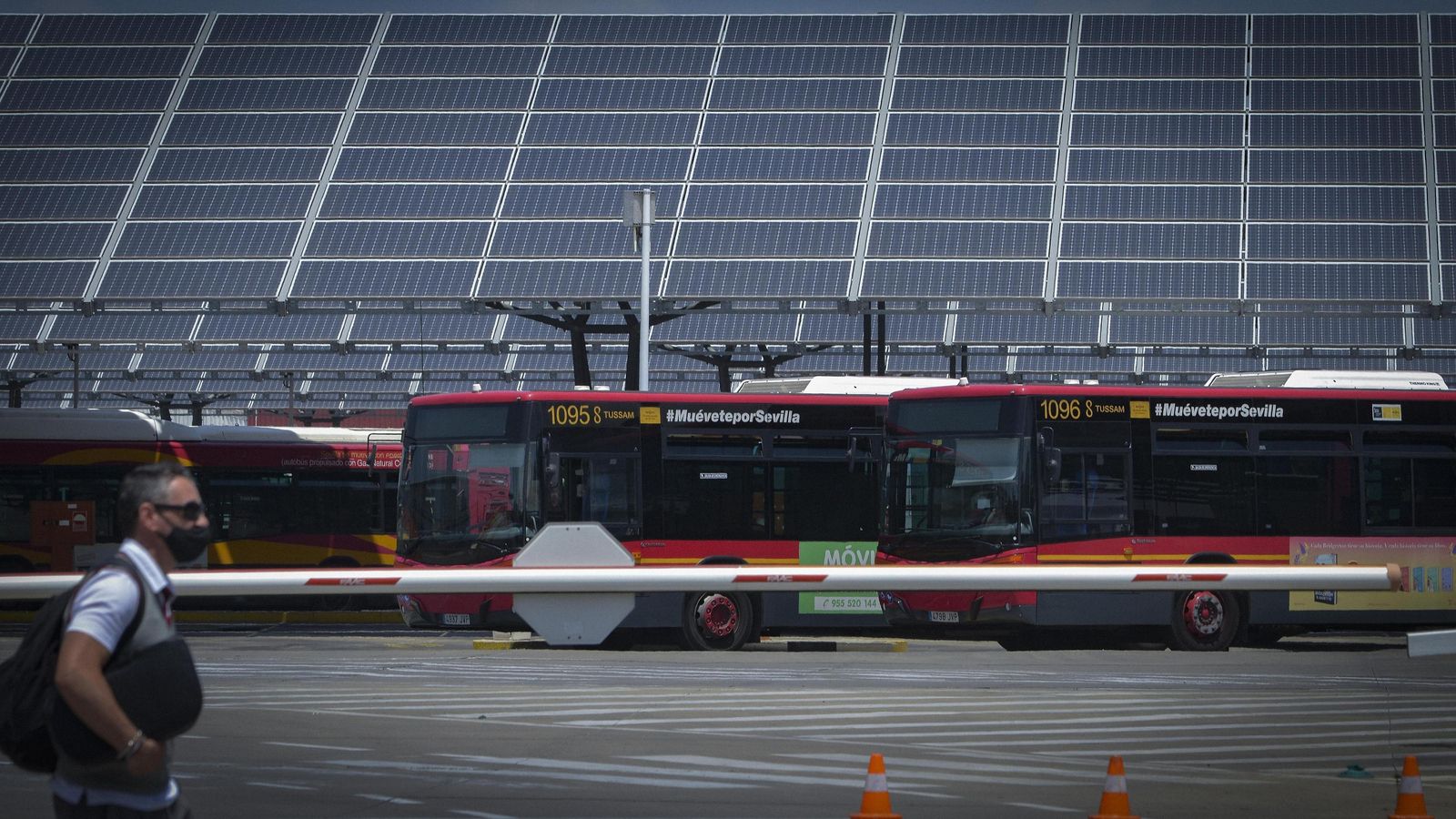 Instalaciones de Tussam, con la placa fotovoltáica que tiene en el techo el aparcamiento de autobuses.