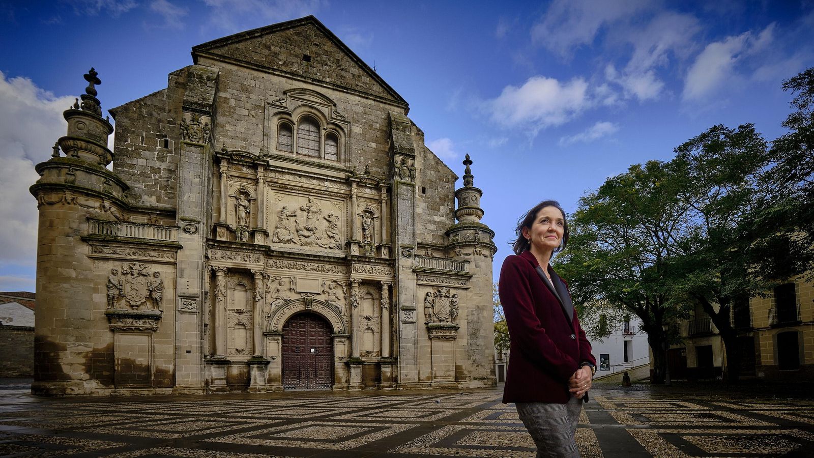 Reyes Maroto, ministra de Industria, Turismo y Comercio, posa en la plaza Vázquez de Molina de Úbeda (Jaén).