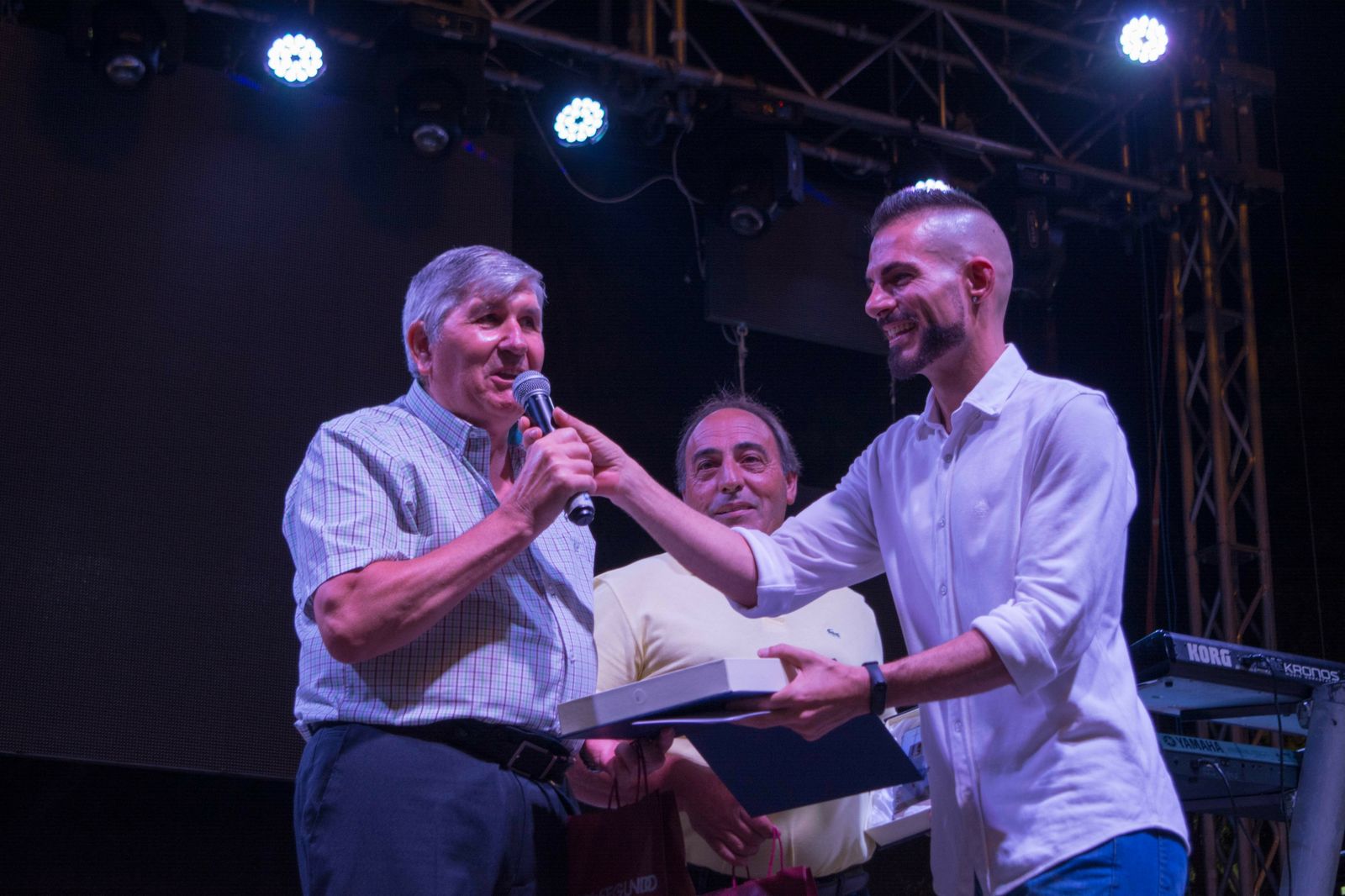 Un momento del cálido homenaje a los dos vecinos de Las Marinas.