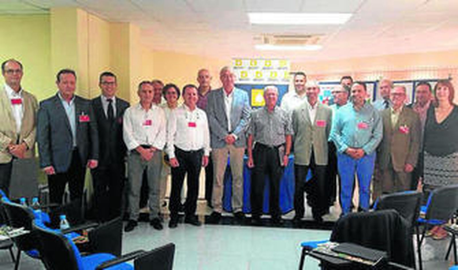 El director de fábrica de Deretil, José Cano, ejerció de anfitrión en la visita.