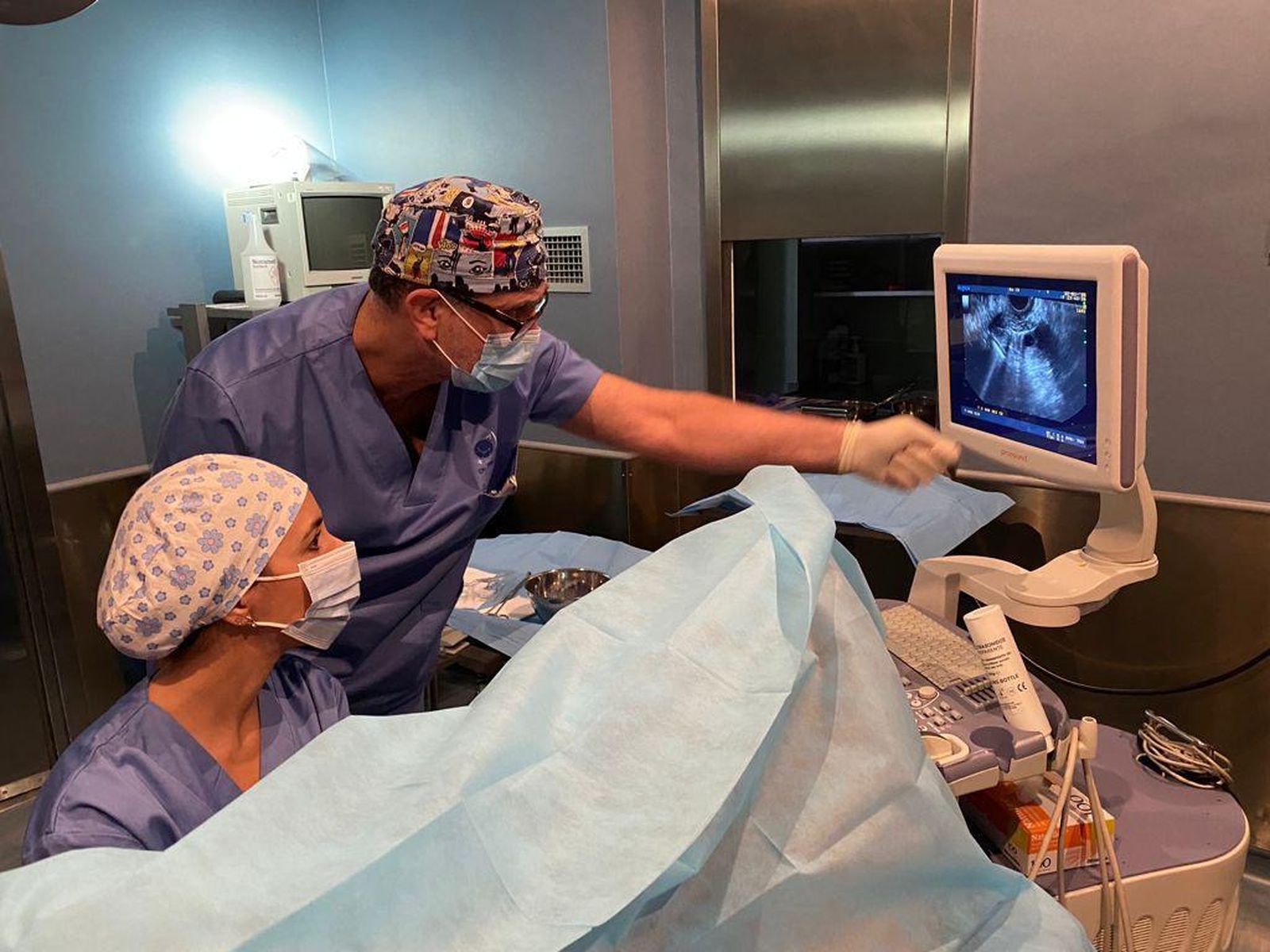 Sanitarios realizan una ecografía en URE Centro Gutenberg.