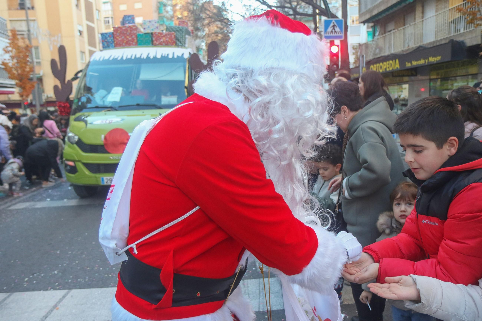 Las mejores imágenes de la cabalgata de Papá Noel en Granada
