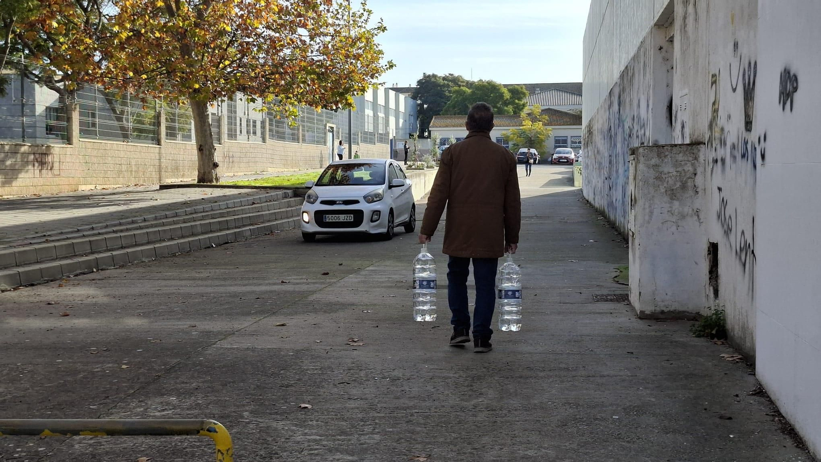 Un vecino de Puerto Real, con garrafas de agua en el tercer día sin agua en parte del municipio.