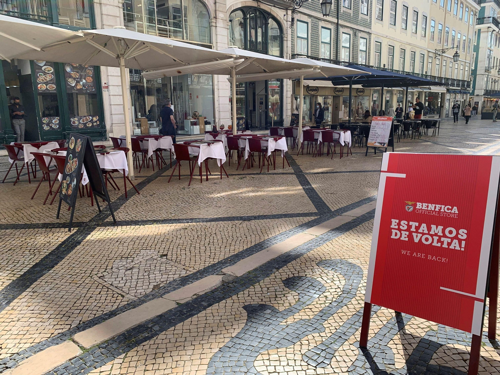 Varias terrazas de Lisboa, preparadas ayer para recibir clientes.