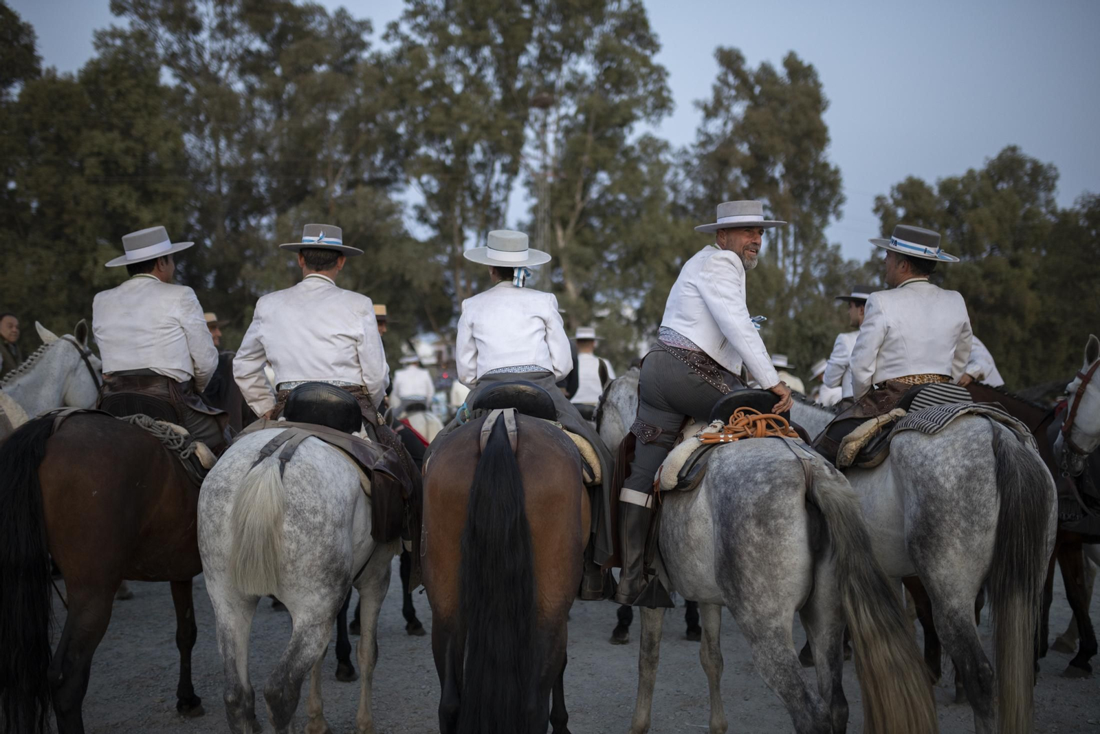 El Rocío 2023: Imágenes de la entrada de la Hermandad de Huelva en El Rocío