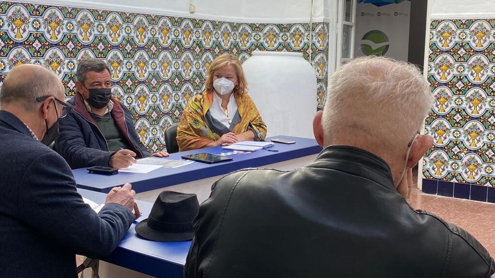 Loaiza y María José de Alba con Francisco Carmona y otros miembros de la directiva de la nueva Federación de Asociaciones de Vecinos Esteros y Salinas.