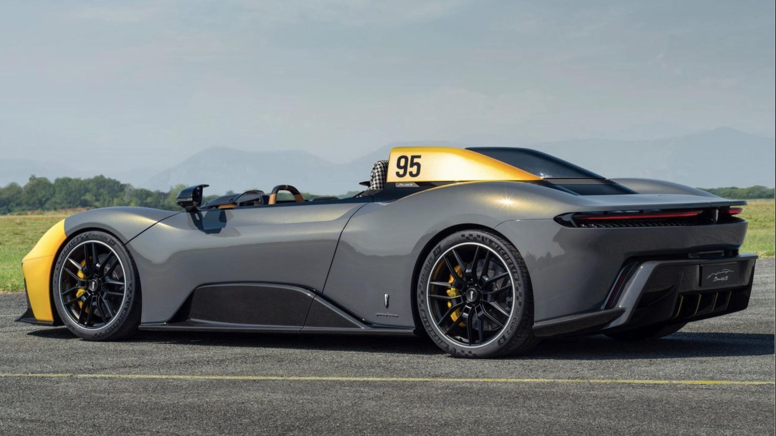 La fabricación en fibra de carbono garantiza máxima rigidez y bajo peso, si bien Pininfarina no ha ofrecido datos en relación a estos aspectos.