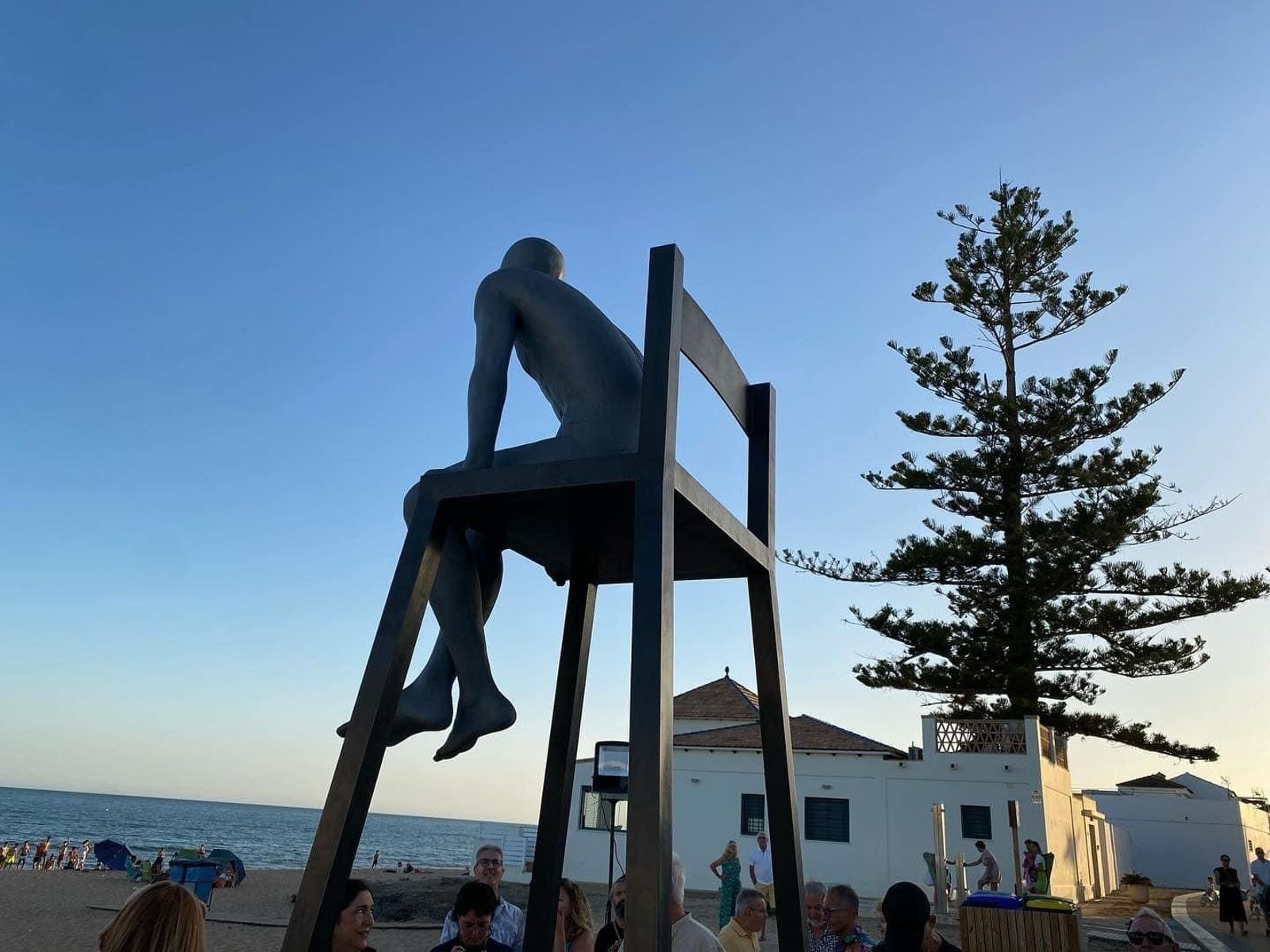 El 'Socorrista de Biarritz I-I', la nueva escultura que decora el paseo marítimo de La Antilla