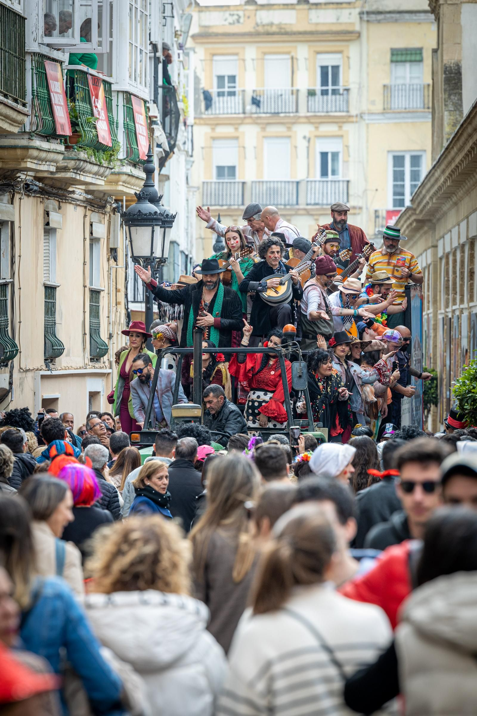 Imágenes del lunes de coros e ilegales del Carnaval de Cádiz 2023
