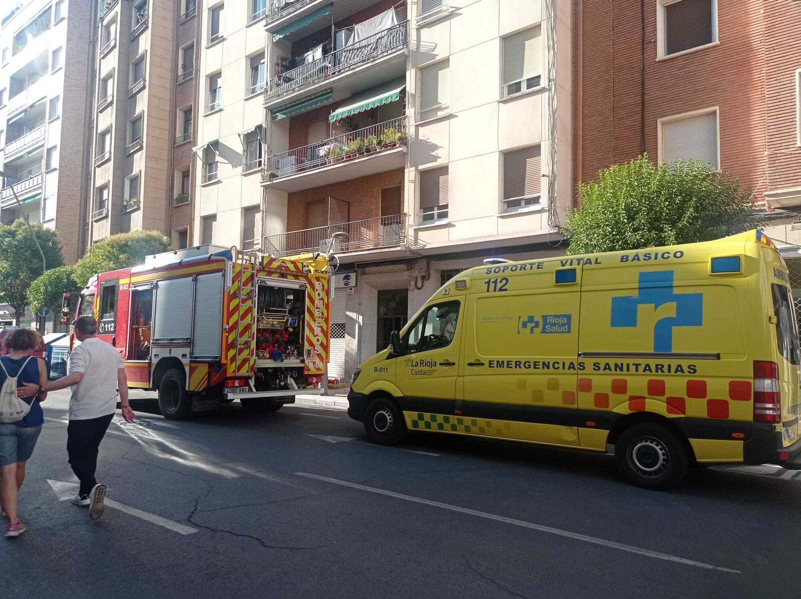 Tras la explosión, el hombre caía al patio interior de la comunidad