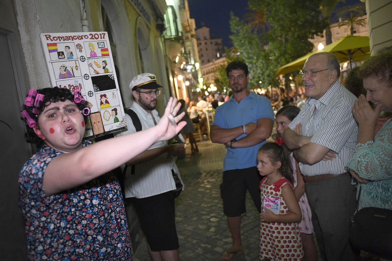 El romancero 'Paqui la del tercero' ofrece su repertorio anoche en la plaza de San Juan de Dios.