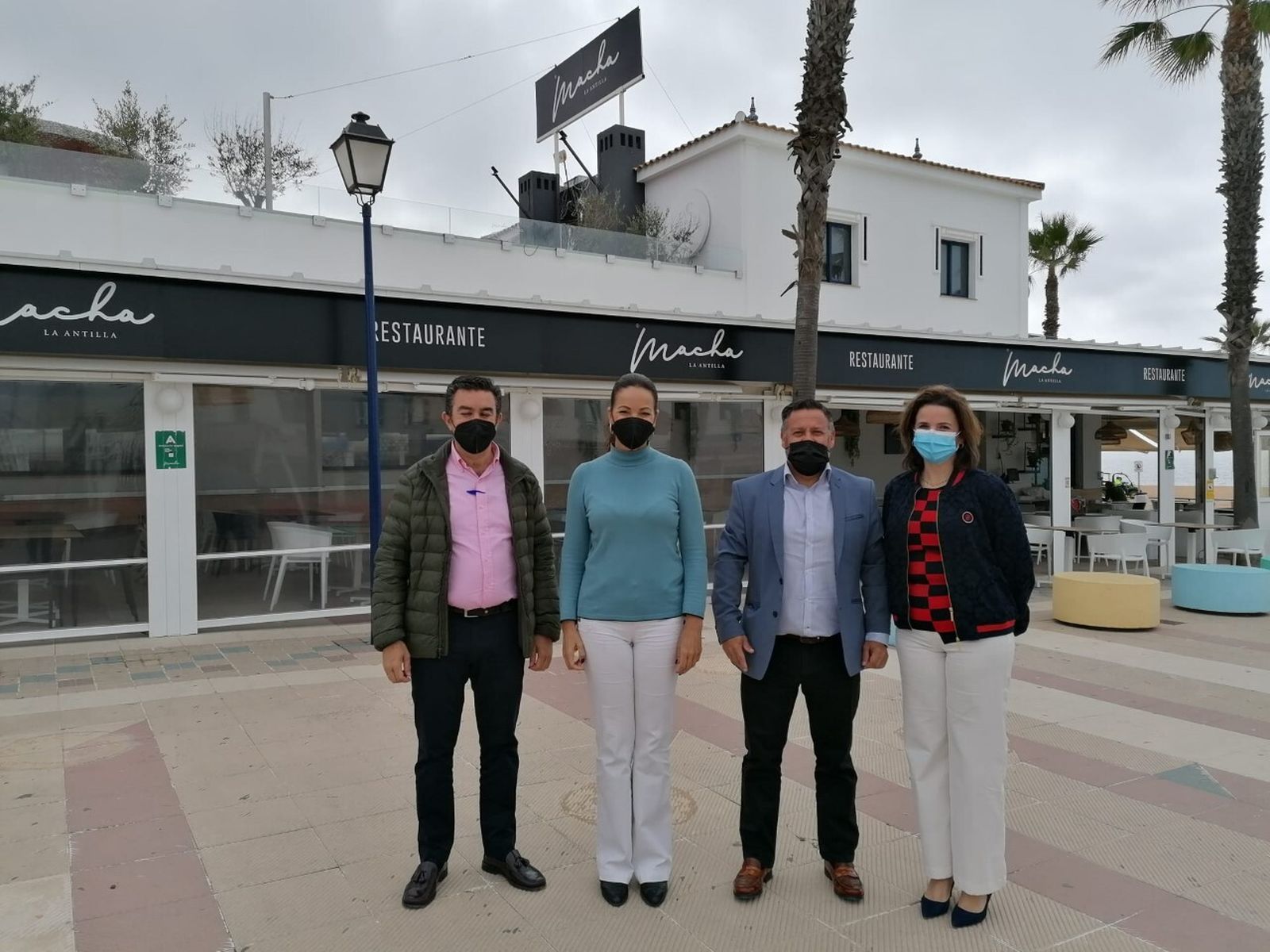 La delegada, durante la visita de esta mañana a La Antilla.