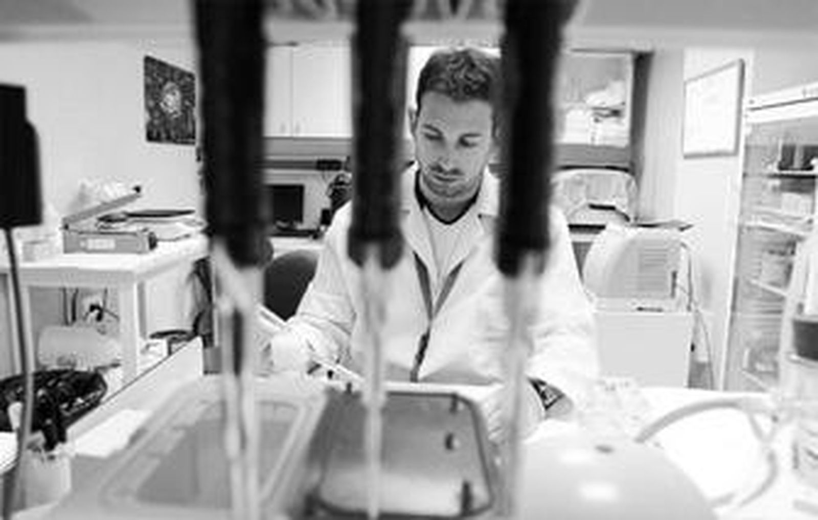 Un investigador en el laboratorio del Hospital Clínico de Málaga.