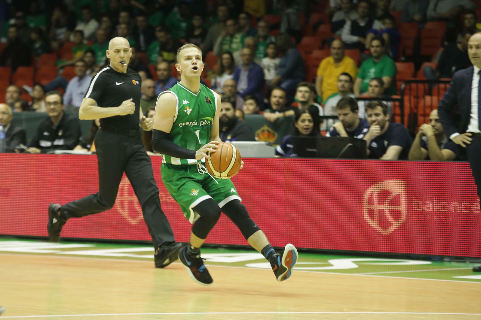 Johnny Dee se dispone a lanzar un triple en el partido en San Pablo ante el Barcelona B.