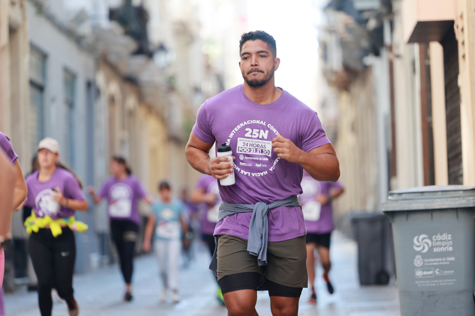 Todas las imágenes de la carrera contra la violencia de género en Cádiz
