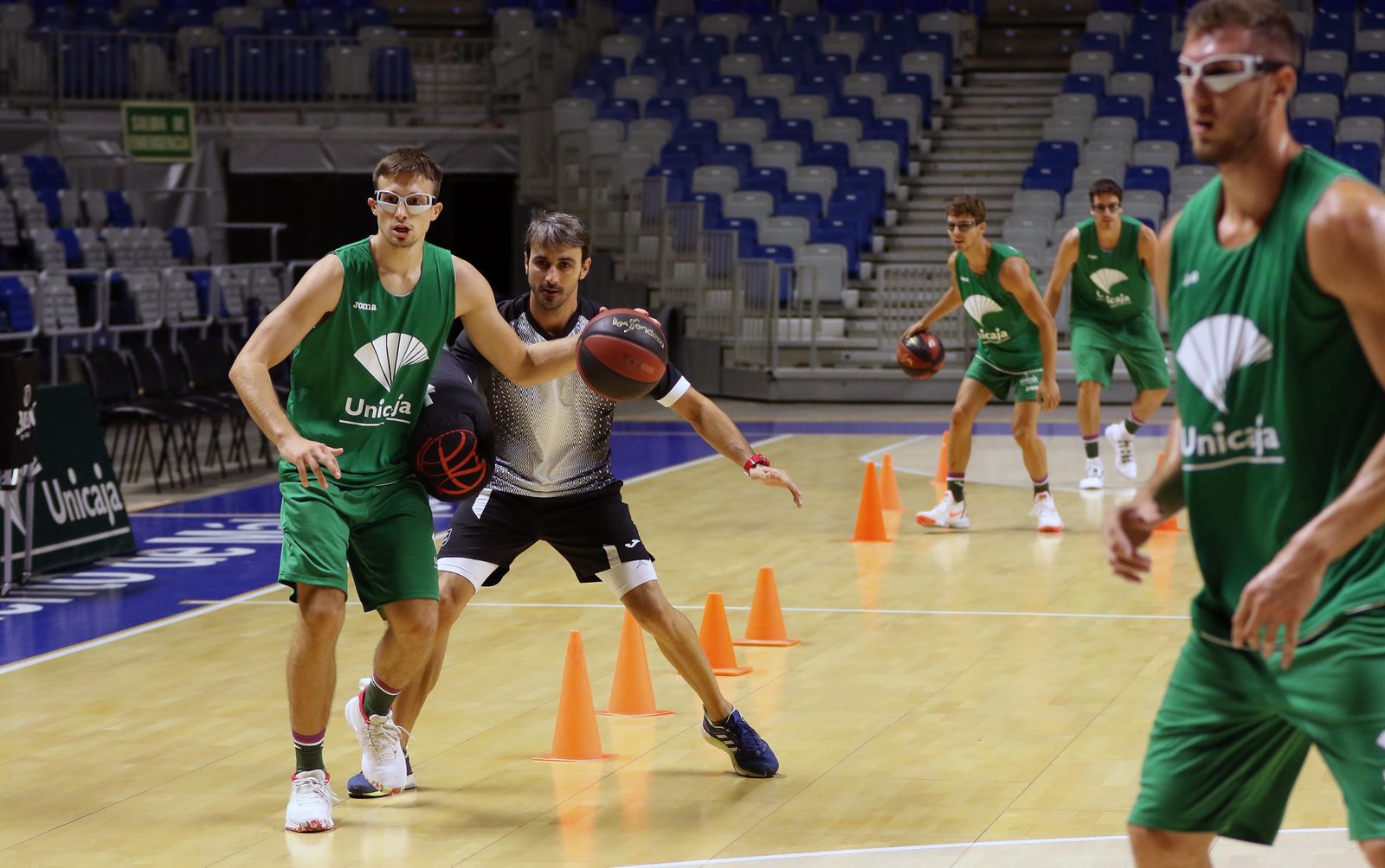 Aleksa Avramovic, con Diego Vázquez en un entrenamiento.