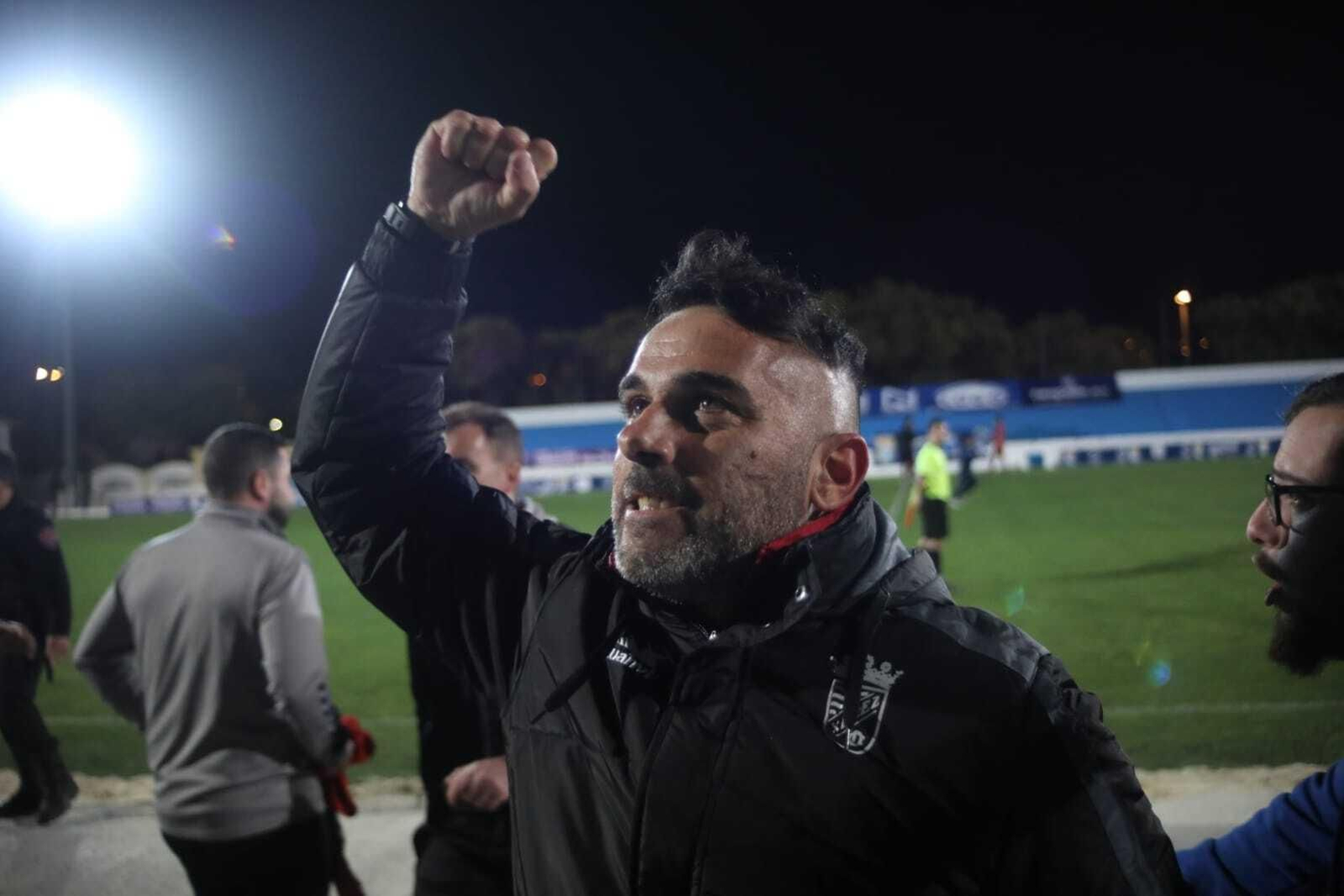 Emilio Fajardo celebra con la grada del triunfo ante el Utrera.