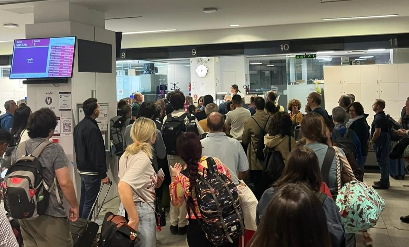 Colas de gente para pedir información en Santa Justa.