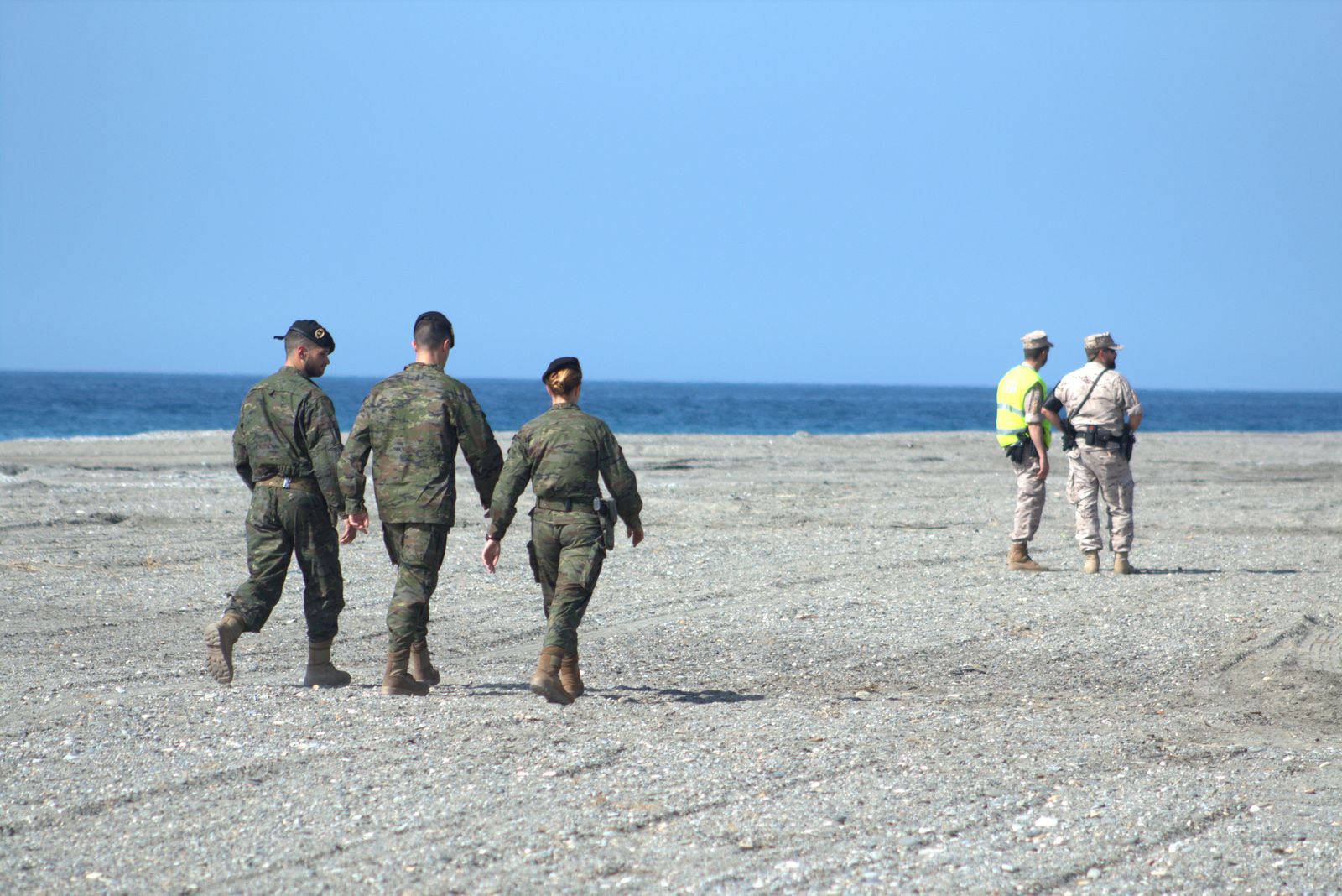 Paracaidistas, aviones y persecuciones marítimo-terrestres, los ensayos de las Fuerzas Armadas en Motril, en imágenes