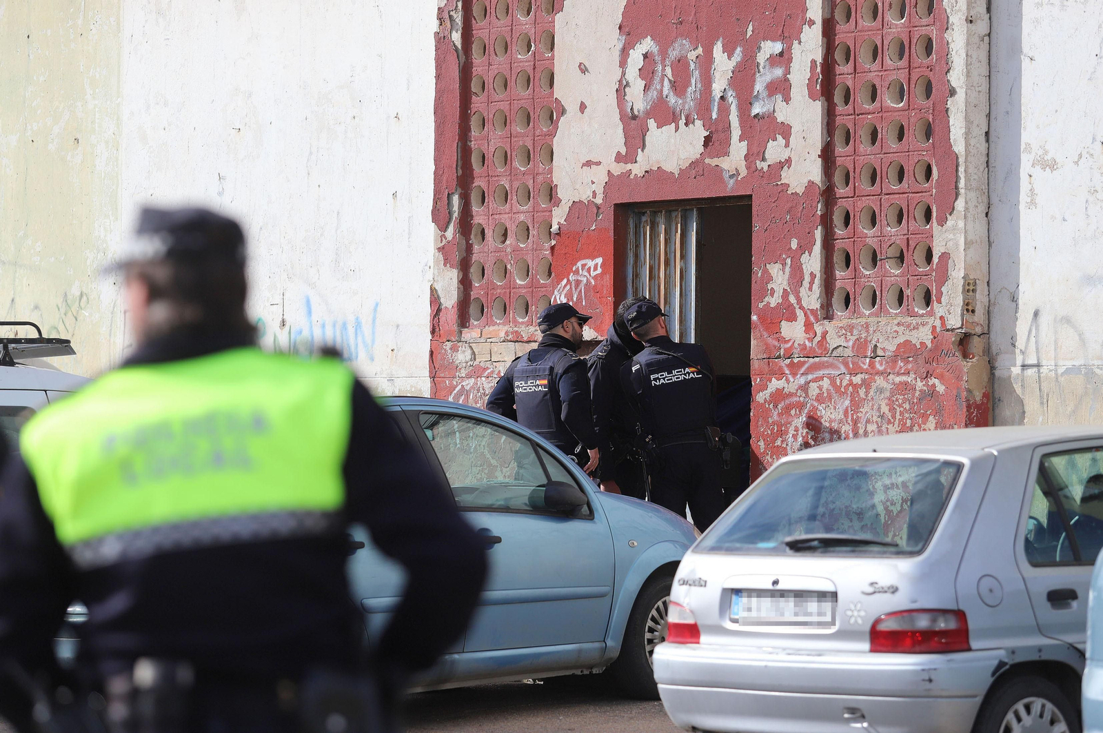 Imágenes del atrincherado que amenazaba con hacer estallar una bombona en el Torrejón, Huelva