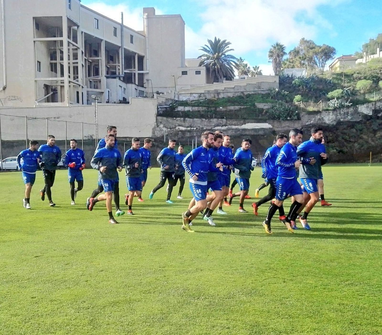 Los jugadores del Tenerife realizan carrera continua.