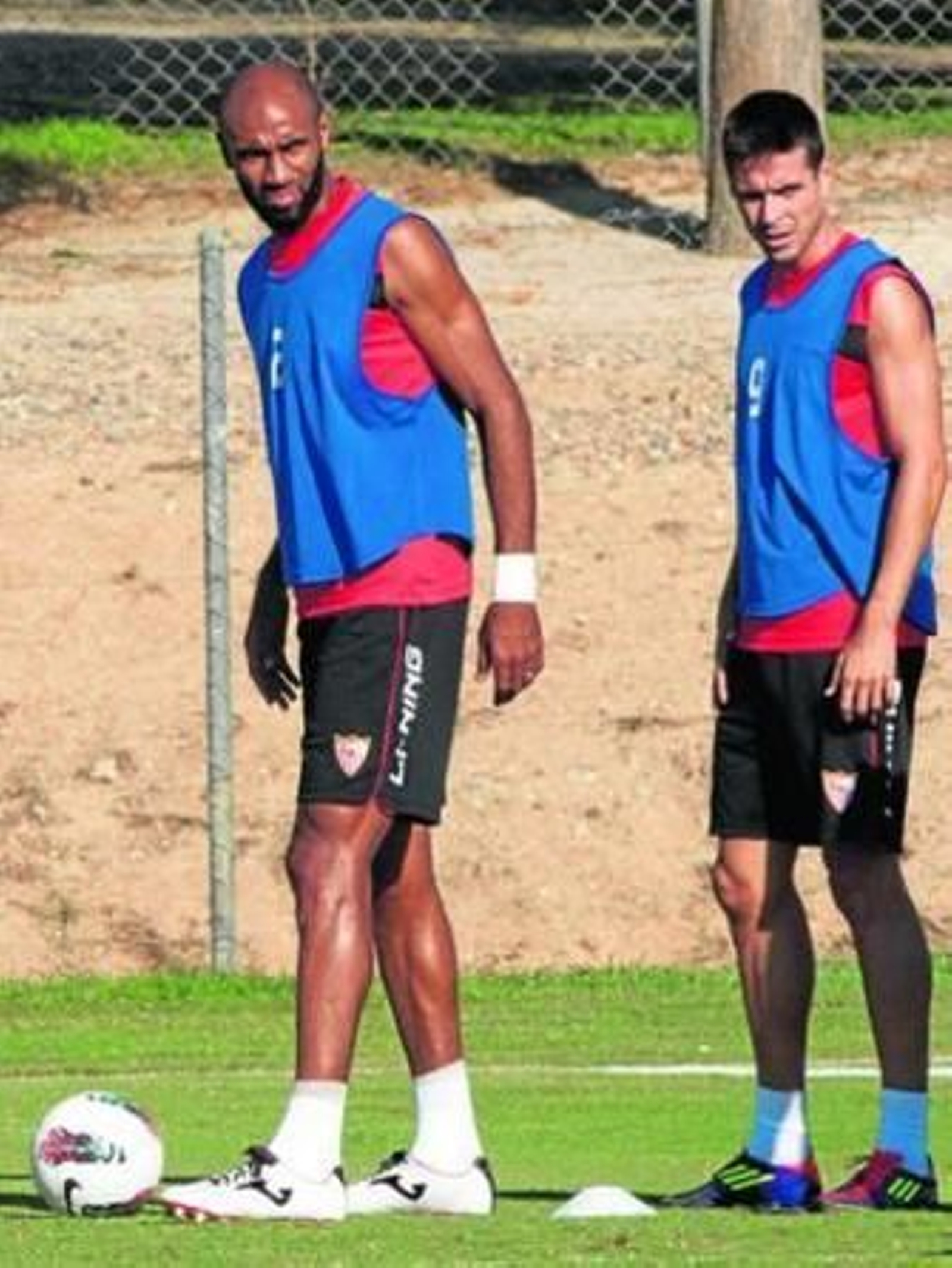 Kanoute y Manu del Moral, durante la sesión de remates.