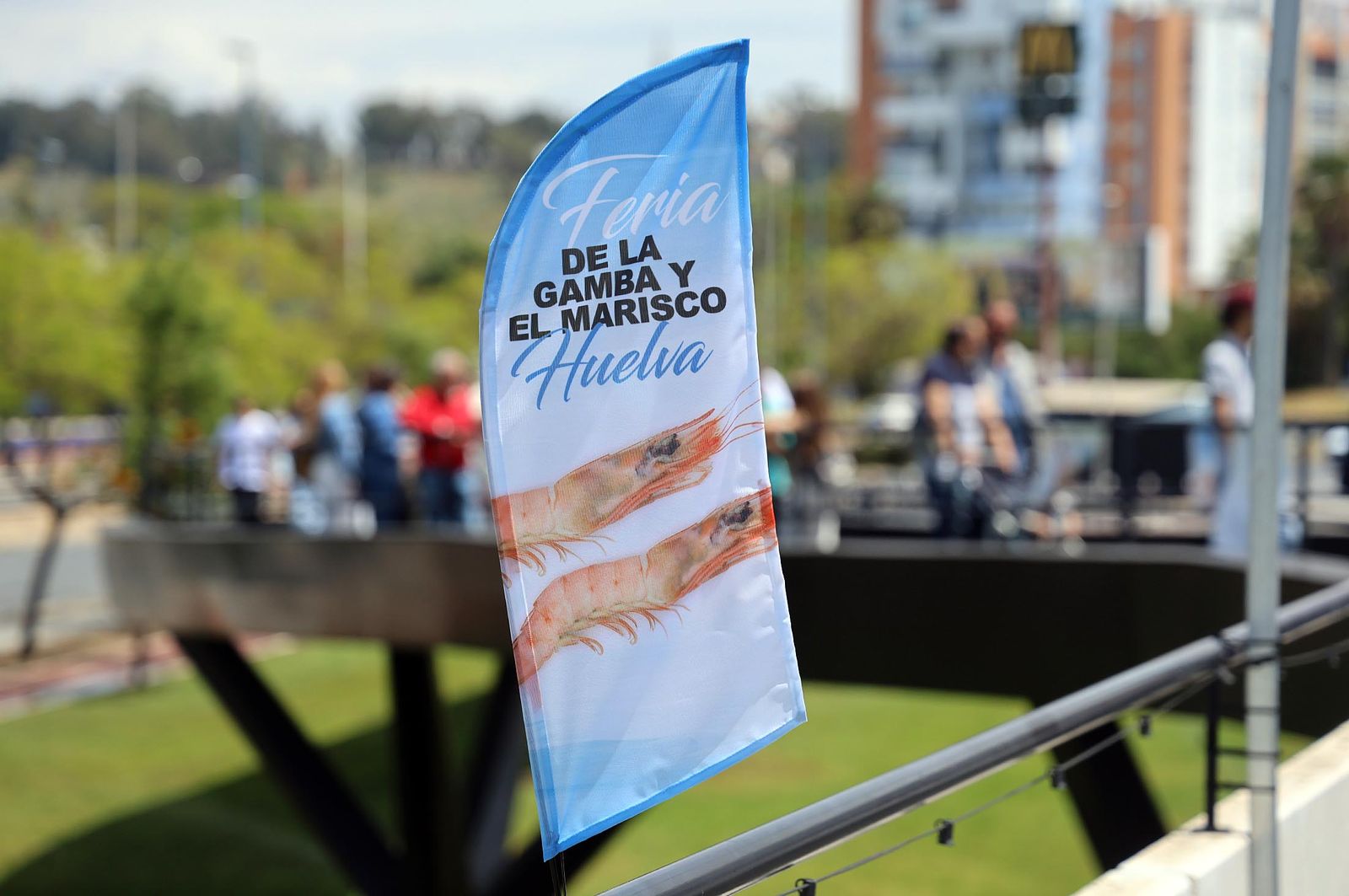 Imágenes del ambiente en la Feria de la Gamba y el Marisco de Huelva