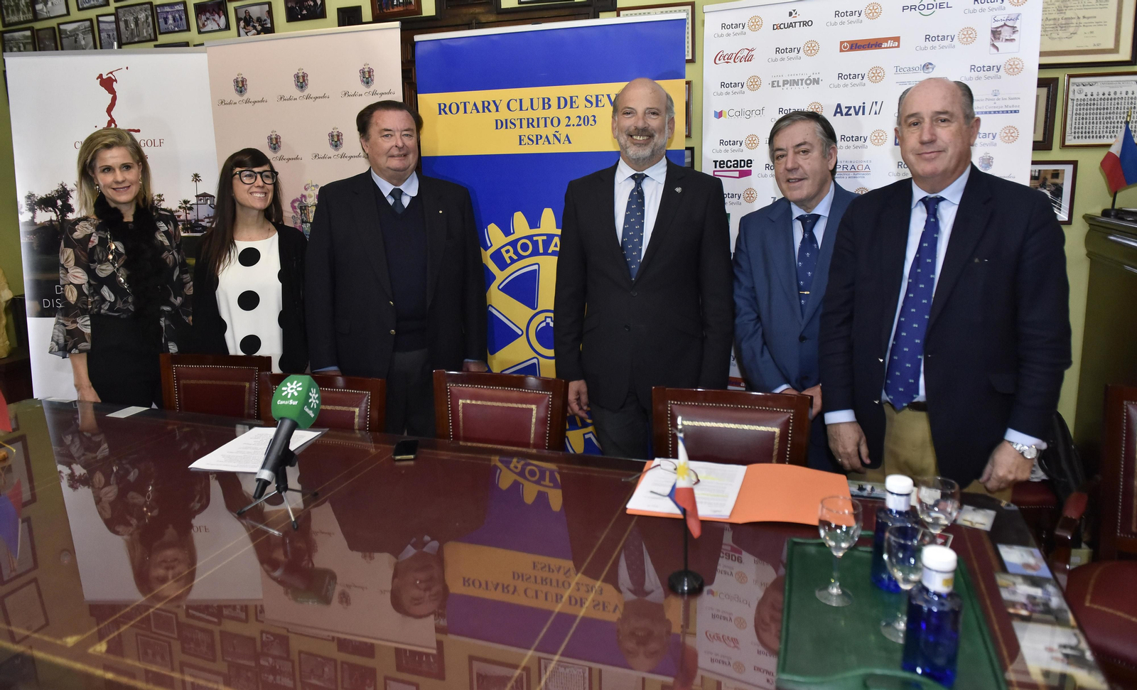 Representantes del Rotary Club de Sevilla y de la Asociación Debra-Piel de Mariposa, entre autoridades, ayer en la presentación del evento.