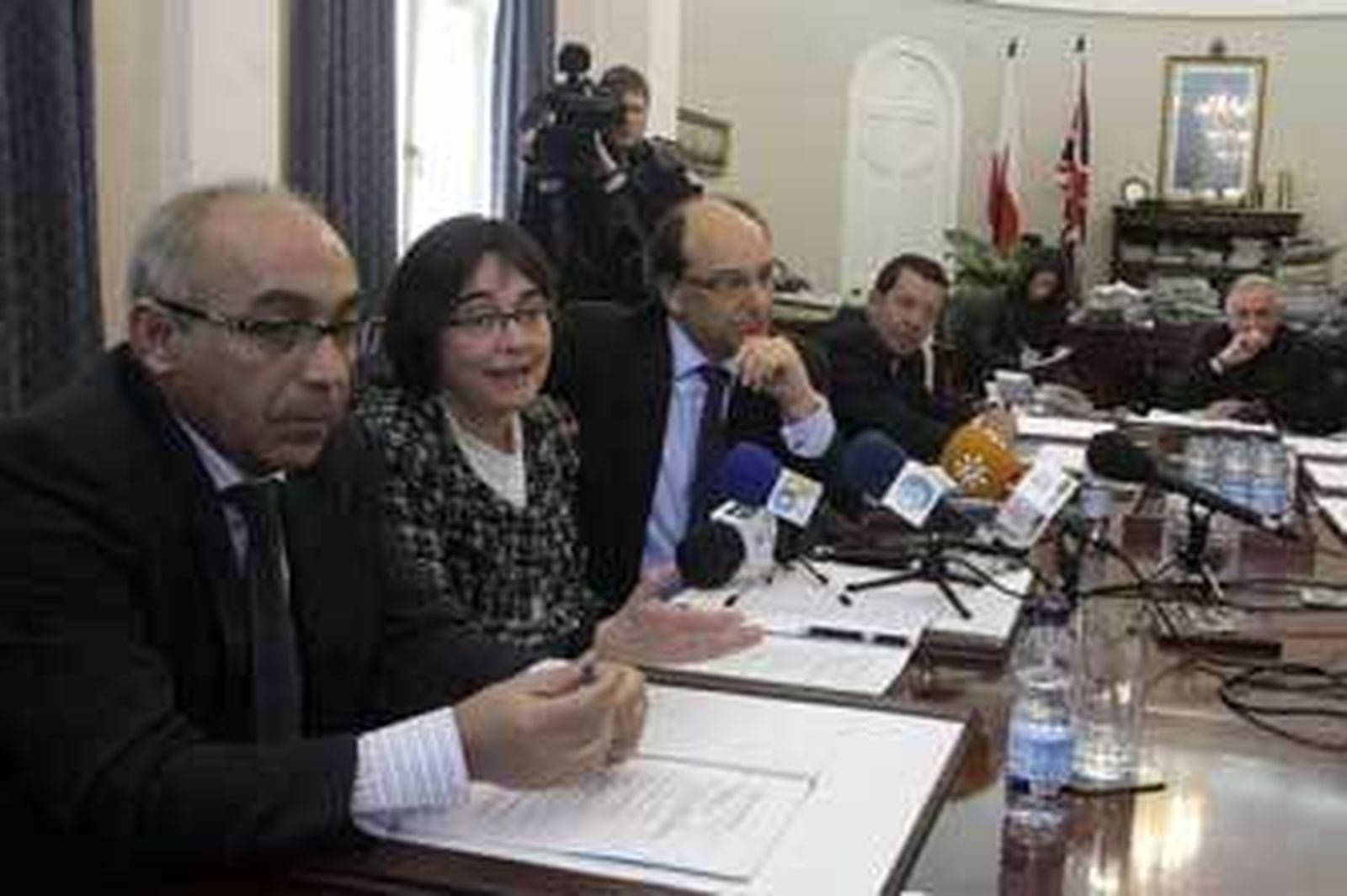 Beneroso y Caruana, en el centro, ayer durante la rueda de prensa ofrecida en el despacho del ministro principal./Erasmo Fenoy