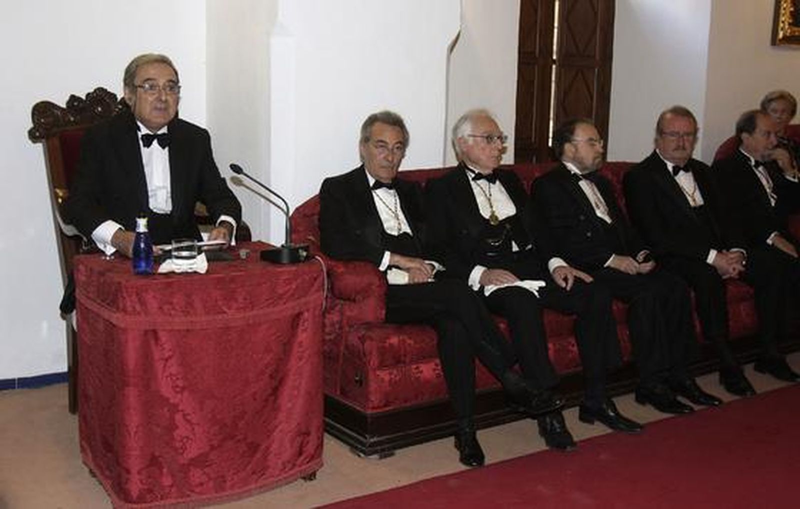 El arabista Rafael Valencia, quien dirigió en Bagdad el Instituto Hispano-Árabe, dedicó su discurso de ingreso a los refranes en la Sevilla árabe.

Foto: José Ángel García