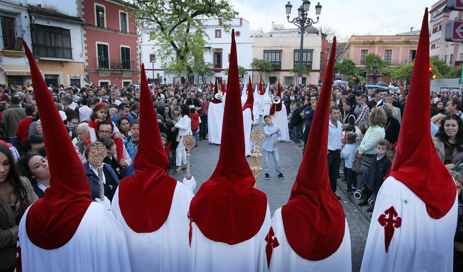 Nazarenos de espalda de la hermandad del Prendimiento.